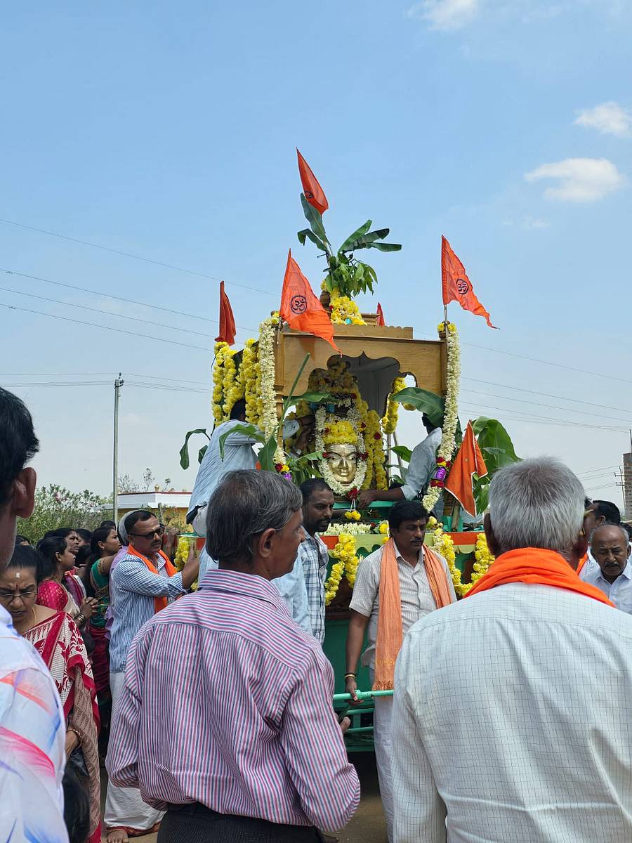 ಪಿರಿಯಾಪಟ್ಟಣದ ಮಹದೇಶ್ವರ ದೇವಾಲಯದಲ್ಲಿ ಶಿವರಾತ್ರಿ ಅಂಗವಾಗಿ ಶನಿವಾರ ರಥೋತ್ಸವ ಜರುಗಿತು