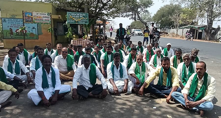 ಬಸವಾಪುರ ಗ್ರಾಮದಲ್ಲಿ ರಾಜ್ಯ ರೈತ ಸಂಘ ಹಾಗೂ ಹಸಿರು ಸೇನೆ ವಾಸುದೇವ ಮೇಟಿ ಬಣದ ಗ್ರಾಮ ಘಟಕವನ್ನು ರೈತ ಸಂಘಟನೆ ರಾಜ್ಯ ಉಪಾಧ್ಯಕ್ಷ ಗುರುಪ್ರಸಾದ್ ಉದ್ಘಾಟಿಸಿದರು.