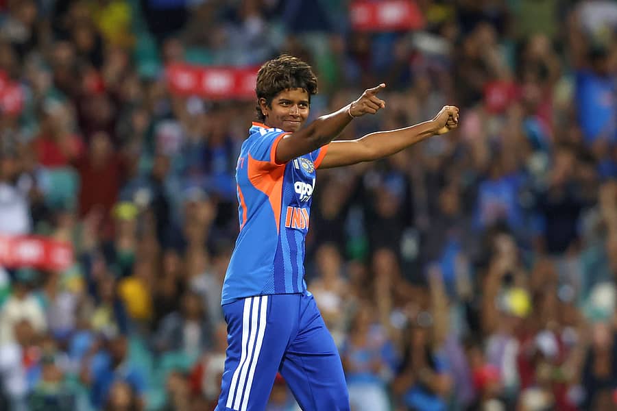 <div class="paragraphs"><p>ಭಾರತ ಮಹಿಳಾ ಕ್ರಿಕೆಟ್ ತಂಡದ ಮಧ್ಯಮವೇಗಿ ಅರುಂಧತಿ ರೆಡ್ಡಿ ಸಂಭ್ರಮ&nbsp;</p></div>