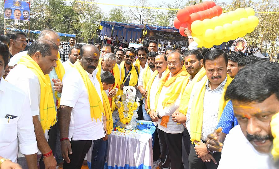 ಕೋಟೆ ಮಾರಿಕಾಂಬ ದೇವಿ ಜಾತ್ರಾ ಮಹೋತ್ಸವದ ಅಂಗವಾಗಿ ಭಾನುವಾರ ಶಿವಮೊಗ್ಗದ ನಮ್ಮೂರ ಬಳಗದಿಂದ ಅಲ್ಲಮಪ್ರಭು ಮೈದಾನದಲ್ಲಿ (ಫ್ರೀಡಂ ಪಾರ್ಕ್) ರಾಷ್ಟ್ರಮಟ್ಟದ ಭಾರೀ ಟಗರು ಕಾಳಗಕ್ಕೆ ಚಾಲನೆ ನೀಡಲಾಯಿತು.