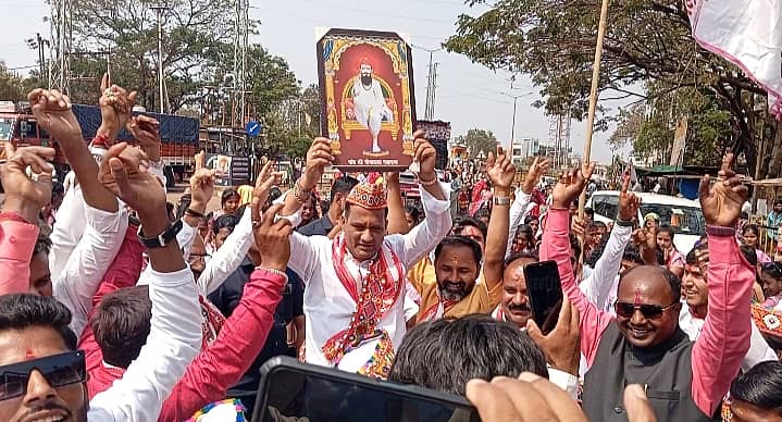 ಹುಮನಾಬಾದ್ ಪಟ್ಟಣದಲ್ಲಿ ನಡೆದ ಸೇವಾಲಾಲ್ ಮಹಾರಾಜರ ಭಾವಚಿತ್ರ ಮೆರವಣಿಗೆಯಲ್ಲಿ ಶಾಸಕ ಡಾ. ಸಿದ್ದಲಿಂಗಪ್ಪ ಪಾಟೀಲ ಸೇವಾಲಾಲ್ ಅವರ ಭಾವಚಿತ್ರ ಹಿಡಿದು ನೈತ್ಯ ಮಾಡಿದರು