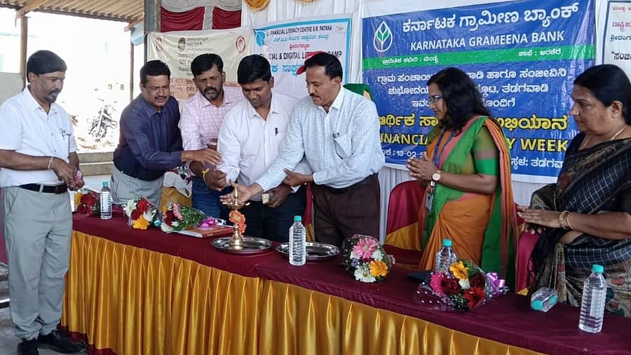 ಶ್ರೀರಂಗಪಟ್ಟಣ ತಾಲ್ಲೂಕಿನ ತಡಗವಾಡಿ ಗ್ರಾಮದಲ್ಲಿ ಕರ್ನಾಟಕ ಗ್ರಾಮೀಣ ಬ್ಯಾಂಕ್‌ ಶುಕ್ರವಾರ ಏರ್ಪಡಿಸಿದ್ದ ‘ಆರ್ಥಿಕ ಸಾಕ್ಷರತಾ ಅಭಿಯಾನ’ವನ್ನು ಲೀಡ್‌ ಬ್ಯಾಂಕ್‌ ವ್ಯವಸ್ಥಾಪಕ ಅರುಣಕುಮಾರ್ ಉದ್ಘಾಟಿಸಿದರು. ನಬಾರ್ಡ್‌ ಬ್ಯಾಂಕಿನ ಡಿಡಿಎಂ ಹರ್ಷಿತಾ ಪಾಲ್ಗೊಂಡಿದ್ದರು