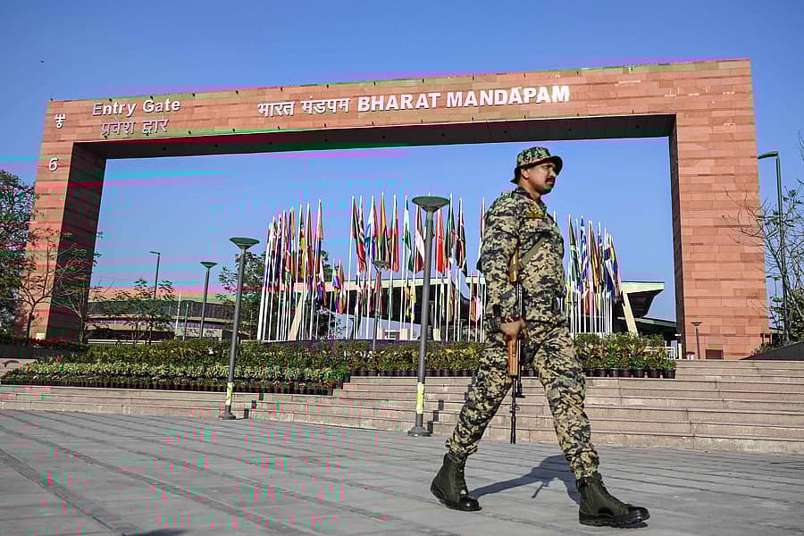 ‘ಇಂಡಿಯಾ ಎ.ಐ ಇಂಪ್ಯಾಕ್ಟ್‌ ಶೃಂಗ’ವು ಸೋಮವಾರದಿಂದ ಆರಂಭವಾಗಲಿದ್ದು, ಭಾರತ ಮಂಟಪಕ್ಕೆ ಅರೆಸೇನಾ ಸಿಬ್ಬಂದಿ ಭದ್ರತೆ ಕಲ್ಪಿಸಿದ್ದರು. –ಎಎಫ್‌ಪಿ ಚಿತ್ರ