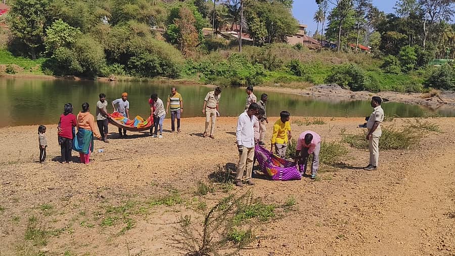 ಕಳಸ ತಾಲ್ಲೂಕಿನ ಬಾಳೆಹೊಳೆ ಬಳಿ ಇಬ್ಬರು ಯುವಕರ ಶವಕ್ಕಾಗಿ ಪೊಲೀಸರು ಮತ್ತು ಅಗ್ನಿಶಾಮಕ ದಳ ಹುಡುಕಾಟ ನಡೆಸಿದರು 