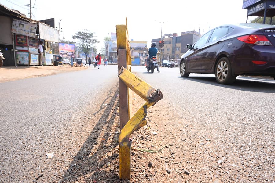 ಬೀದರ್‌ನ ಮಹಾವೀರ ವೃತ್ತದಲ್ಲಿ ಬ್ಯಾರಿಕೇಡ್‌ ಹಾಳಾಗಿ, ಅಪಾಯಕ್ಕೆ ಆಹ್ವಾನಿಸುತ್ತಿದೆ