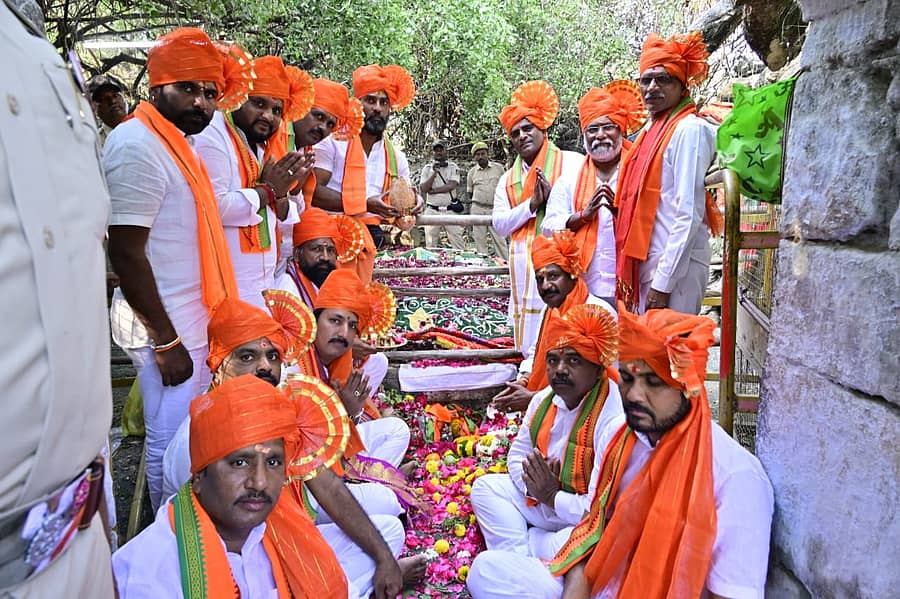 ಆಳಂದದಲ್ಲಿನ ಲಾಡ್ಲೆ ಮಶಾಕ್‌ ದರ್ಗಾ ಆವರಣದಲ್ಲಿನ ರಾಘವ ಚೈತನ್ಯರ ಶಿವಲಿಂಗಕ್ಕೆ ಭಾನುವಾರ ವಿಶೇಷ ಪೂಜೆ ಸಲ್ಲಿಸಲಾಯಿತು