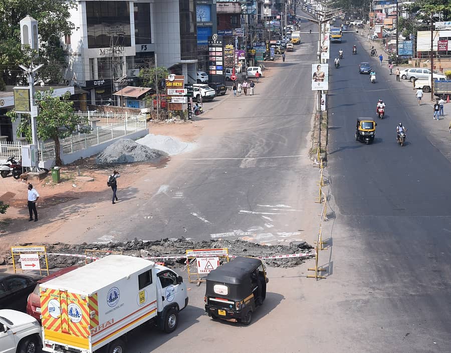 ಪಂಪ್‌ವೆಲ್ – ಕಂಕನಾಡಿ ನಡುವೆ ರಸ್ತೆ ಕಾಮಗಾರಿ ಪ್ರಾರಂಭವಾಗಿದ್ದು, ಏಕಮುಖ ಸಂಚಾರಕ್ಕೆ ಮಾತ್ರ ಅವಕಾಶ ಕಲ್ಪಿಸಲಾಗಿದೆ
