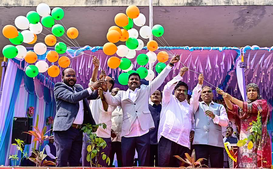 ಕಲಬುರಗಿಯ ಚಂದ್ರಶೇಖರ ಪಾಟೀಲ ಕ್ರೀಡಾಂಗಣದಲ್ಲಿ ಸೋಮವಾರ ಐಟಿಯ ತರಬೇತಿದಾರರ ಜಿಲ್ಲಾ ಮಟ್ಟದ ಕ್ರೀಡಾಕೂಟಕ್ಕೆ ಐಟಿಒಟಿ ಜಂಟಿ ನಿರ್ದೇಶಕ ರವೀಂದ್ರನಾಥ ಬಾಳಿ ಚಾಲನೆ ನೀಡಿದರು. ಗಣ್ಯರು ಇದ್ದರು. ಪ್ರಜಾವಾಣಿ ಚಿತ್ರ