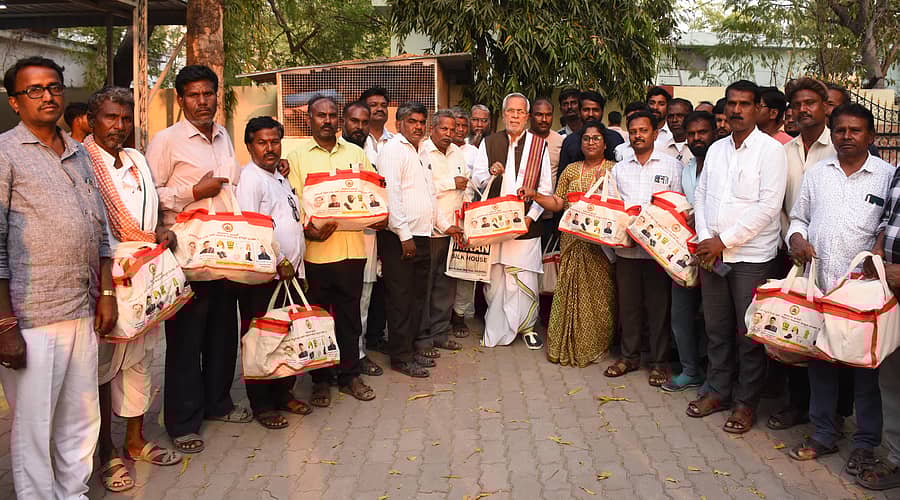 ಯಾದಗಿರಿಯಲ್ಲಿ ಸೋಮವಾರ ನೋಂದಾಯಿತ ಕಾರ್ಮಿಕರಿಗೆ ಸುರಕ್ಷತಾ ಕಿಟ್ಗಳನ್ನು ಶಾಸಕ ಚನ್ನಾರೆಡ್ಡಿ ಪಾಟೀಲ ತುನ್ನೂರು ಅವರು ವಿತರಣೆ ಮಾಡಿದರು
