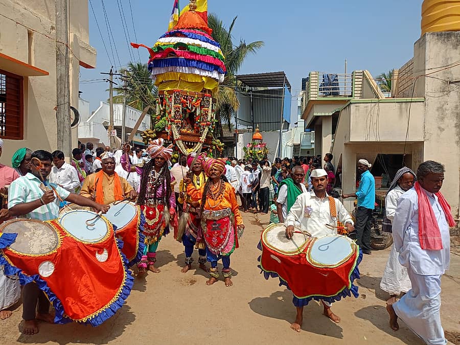 ಬ್ಯಾಡಗಿ ತಾಲ್ಲೂಕಿನ ಕೊಲ್ಲಾಪುರ ಗ್ರಾಮದ ಈಶ್ವರ ದೇವರ ಮಹಾರಥೋತ್ಸವದಲ್ಲಿ ಪುರವಂತರು ಒಡಪುಗಳನ್ನು ಪ್ರಸ್ತುತಪಡಿಸಿದರು 