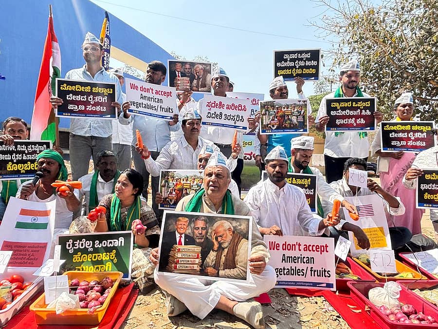 ನಗರದ ಸ್ವಾತಂತ್ರ್ಯ ಉದ್ಯಾನದಲ್ಲಿ ಆಮ್ ಆದ್ಮಿ ಪಕ್ಷದ ಕಾರ್ಯಕರ್ತರು ಪ್ರತಿಭಟನೆ ನಡೆಸಿದರು.