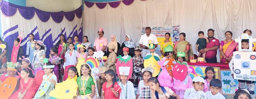 ಅರಸೀಕೆರೆ ಪ್ರವಾಸಿ ಮಂದಿರದ ಮುಂಭಾಗದ ಸರ್ಕಾರಿ ಹಿರಿಯ ಮಾದರಿ ಪ್ರಾಥಮಿಕ ಶಾಲೆಯ ಆವರಣದಲ್ಲಿ ಸೋಮವಾರ ಇಂಗ್ಲಿಷ್ ಹಬ್ಬ ಕಾರ್ಯಕ್ರಮ ನಡೆಯಿತು