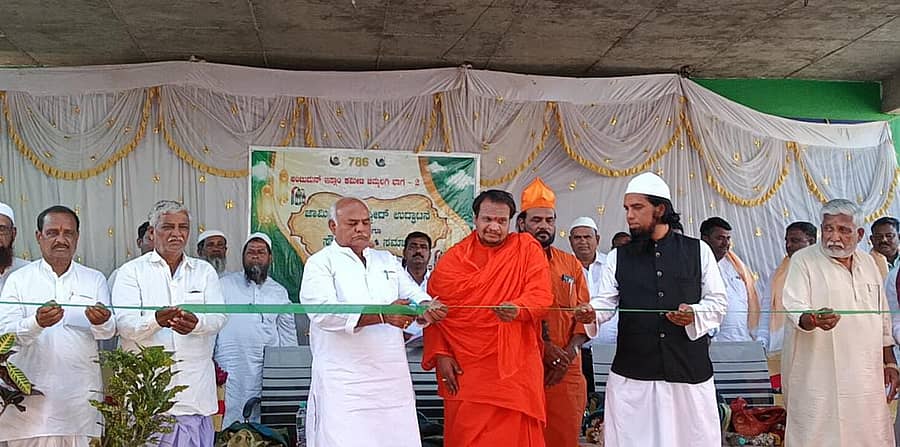 ಆಲಮಟ್ಟಿ ಸಮೀಪದ ಚಿಮ್ಮಲಗಿ ಭಾಗ 2 ಗ್ರಾಮದಲ್ಲಿ ಸೋಮವಾರ ಅಂಜುಮನ್ ಇಸ್ಲಾಂ ಕಮಿಟಿಯ ಮಸೀದಿ ಹಾಗೂ ಸೌಹಾರ್ದ ಸಮಾವೇಶವನ್ನು ಸಚಿವ ಶಿವಾನಂದ ಪಾಟೀಲ ಉದ್ಘಾಟಿಸಿದರು