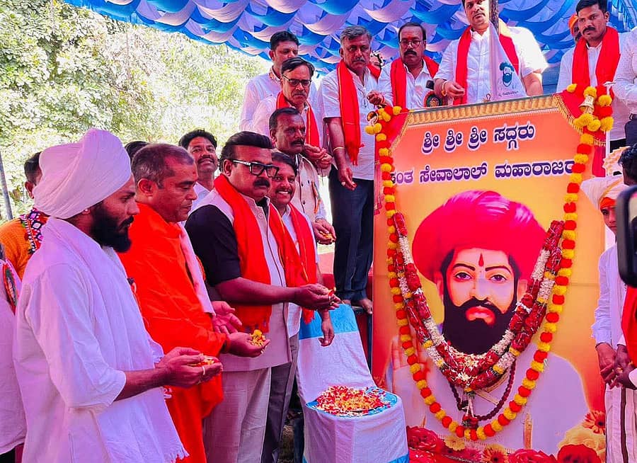 ರಾಣೆಬೆನ್ನೂರಿನ ಮೇಡ್ಲೇರಿ ರಸ್ತೆಯ ಚೌಡೇಶ್ವರಿ ಬಡಾವಣೆಯ ಸಮೀಪದ ಸೇವಾಲಾಲ್‌ ಉದ್ಯಾನದಲ್ಲಿ ಏರ್ಪಡಿಸಿದ ಸೇವಾಲಾಲ್‌ ಮಹಾರಾಜರ ಜಯಂತಿ ಕಾರ್ಯಕ್ರಮದಲ್ಲಿ ಶಾಸಕ ಪ್ರಕಾಶ ಕೋಳಿವಾಡ ಹಾಗೂ ಗಣ್ಯರು ಸೇವಾಲಾಲ ಅವರ ಭಾವಚಿತ್ರಕ್ಕೆ  ಪುಷ್ಪಾರ್ಚನೆ ಮಾಡಿದರು. 