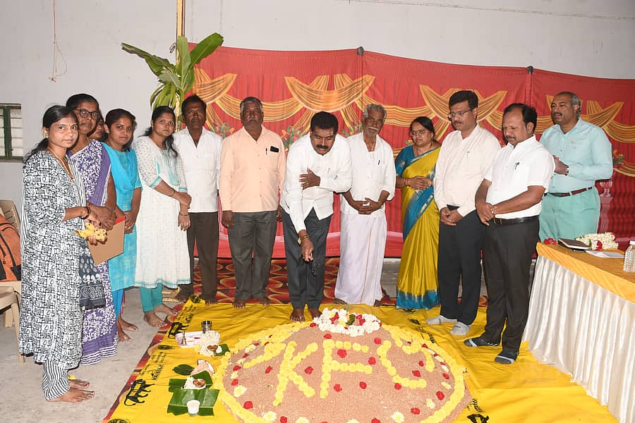 ಎಪಿಎಂಸಿ ಆವರಣದಲ್ಲಿ ರಾಗಿ ಖರೀದಿ ಕೇಂದ್ರವನ್ನು ಶಾಸಕ ಎಚ್.ಡಿ.ತಮ್ಮಯ್ಯ ಉದ್ಘಾಟಿಸಿದರು