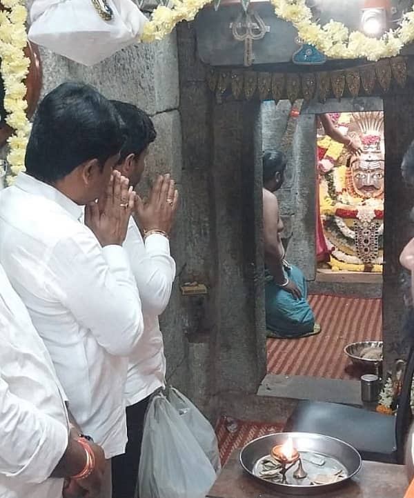 ವಕ್ಕಲೇರಿಯ ಮಾರ್ಕಂಡೇಶ್ವರ ಬೆಟ್ಟದಲ್ಲಿ ಸೋಮವಾರ ಜಾತ್ರಾ ಮಹೋತ್ಸವ ಪ್ರಯುಕ್ತ ವಿಶೇಷ ಪೂಜೆ ನಡೆಯಿತು