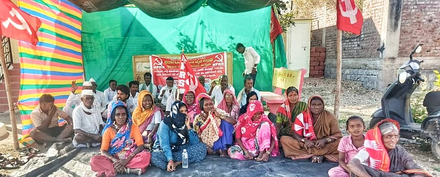 ಜೇವರ್ಗಿ ತಾಲ್ಲೂಕಿನ ಹರನೂರ ಗ್ರಾಪಂ ಎದುರು ಪ್ರಾಂತ ರೈತ ಸಂಘದ ವತಿಯಿಂದ ವಿವಿಧ ಬೇಡಿಕೆಗಳ ಈಡೇರಿಕೆಗೆ ಒತ್ತಾಯಿಸಿ ನಡೆಸಲಾಗುತ್ತಿರವ ಧರಣಿ ಸತ್ಯಾಗ್ರಹ 5ನೇ ದಿನಕ್ಕೆ ಕಾಲಿಟ್ಟಿದೆ