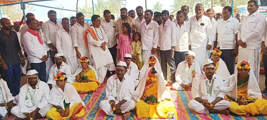 ಕವಿತಾಳ ಸಮೀಪದ ತುಪ್ಪದೂರು ಗ್ರಾಮದಲ್ಲಿ ಸೋಮವಬಾರ ನಡೆದ ಸಾಮೂಹಿಕ ವಿವಾಹ ಸಮಾರಂಭದಲ್ಲಿ 6 ಜೋಡಿ ವಧು ವರರು ದಾಂಪತ್ಯ ಜೀವನಕ್ಕೆ ಕಾಲಿಟ್ಟರು.