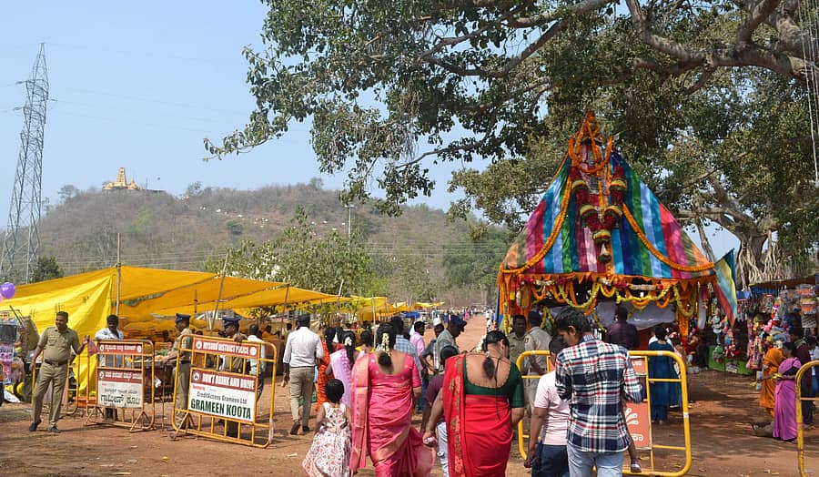 ಹುಣಸೂರು ತಾಲ್ಲೂಕಿನ ಹನಗೋಡು ಹೋಬಳಿ ರಾಮೇನಹಳ್ಳಿ ಗ್ರಾಮದಲ್ಲಿ ಸೋಮವಾರ ರಾಮೇನಹಳ್ಳಿ ಬೆಟ್ಟದ ತಪ್ಪಲಿನಲ್ಲಿ ಓಂಕಾರೇಶ್ವರ ಸ್ವಾಮಿ ದೇವರ ರಥೋತ್ಸವ ಅದ್ಧೂರಿಯಿಂದ ಜರುಗಿತು.