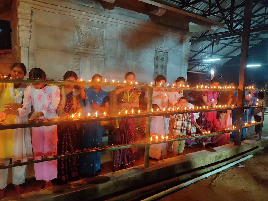 ಸುಂಟಿಕೊಪ್ಪ ಸಮೀಪದ ಕೆದಕಲ್‌ನ 7ನೇ ಮೈಲು ಮಹದೇವ ಈಶ್ವರ ದೇವಾಲಯದಲ್ಲಿ ಶಿವರಾತ್ರಿ ಪ್ರಯುಕ್ತ ದೀಪಾರಾಧನೆ ನಡೆಯಿತು