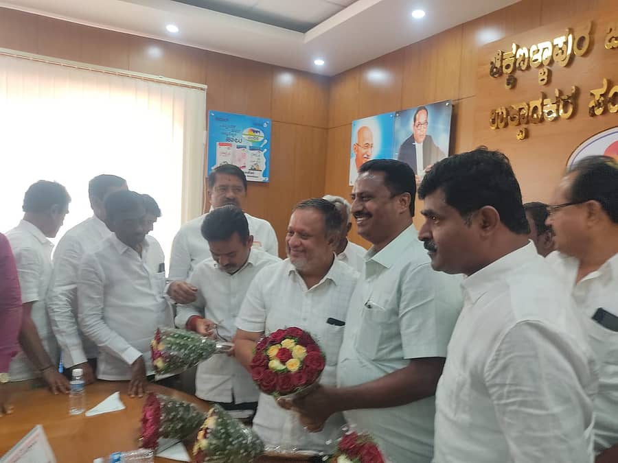 ಚಿಮುಲ್ ಅಧ್ಯಕ್ಷರಾಗಿ ಮಂಜುನಾಥ ರೆಡ್ಡಿ ಆಯ್ಕೆಯಾಗಿದ್ದು ಈ ವೇಳೆ ಅಧ್ಯಕ್ಷ ಸ್ಥಾನದ ಮತ್ತೊಬ್ಬ ಆಕಾಂಕ್ಷಿ ಅಶ್ವತ್ಥನಾರಾಯಣ ಬಾಬು ಹಾಗೂ ನಿರ್ದೇಶಕರು ಅಭಿನಂದಿಸಿದರು