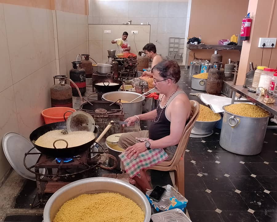 ಶಿರಸಿಯ ಮಾರಿಕಾಂಬಾ ದೇವಿ ಜಾತ್ರೆ ಪ್ರಯುಕ್ತ ಲಡ್ಡು ಪ್ರಸಾದ ತಯಾರಿಯಲ್ಲಿ ತೊಡಗಿರುವ ಬಾಣಸಿಗರು 