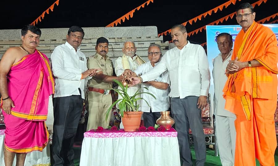 ಶಿವರಾತ್ರಿ ಅಂಗವಾಗಿ ಲಕ್ಷ್ಮೇಶ್ವರ ಸೊಮೇಶ್ವರ ದೇವಸ್ಥಾನದಲ್ಲಿ ಭಾನುವಾರ ನಡೆದ ಸಾಂಸ್ಕೃತಿಕ ಉತ್ಸವ ಕಾರ್ಯಕ್ರಮವನ್ನು ಪಿಎಸ್‍ಐ ನಾಗರಾಜ ಗಡದ ಉದ್ಘಾಟಿಸಿದರು