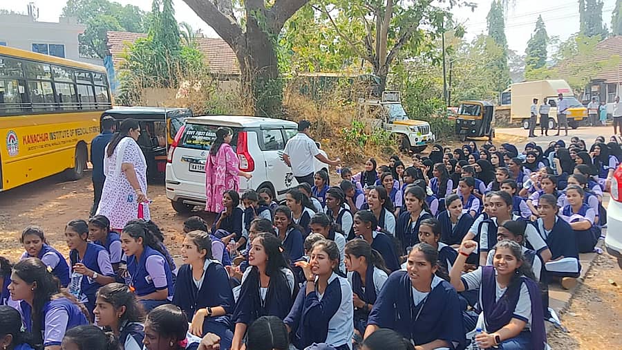 ಸರ್ಕಾರಿ ಆಸ್ಪತ್ರೆಯ ಡಯಾಲಿಸಿಸ್ ಸೆಂಟರ್ ಕಟ್ಟಡದ ನಿರ್ಮಾಣ ಕಾಮಗಾರಿಯಿಂದಾಗಿ ಕಾಲೇಜು ಕೊಠಡಿಗಳೊಳಗೆ ದೂಳು ಬರುತ್ತಿರುವುದರಿಂದ ಪಾಠಕ್ಕೆ ಸಮಸ್ಯೆಯಾಗುತ್ತಿದ್ದು, ಅನಾರೋಗ್ಯ ಸಮಸ್ಯೆ ಎದುರಾಗುತ್ತಿದೆ ಎಂದು ಆರೋಪಿಸಿ ಪುತ್ತೂರಿನ ಸರ್ಕಾರಿ ಪ್ರಥಮ ದರ್ಜೆ ಮಹಿಳಾ ಕಾಲೇಜಿನ ವಿದ್ಯಾರ್ಥಿನಿಯರು ಸೋಮವಾರ ಪ್ರತಿಭಟನೆ ನಡಸಿದರು