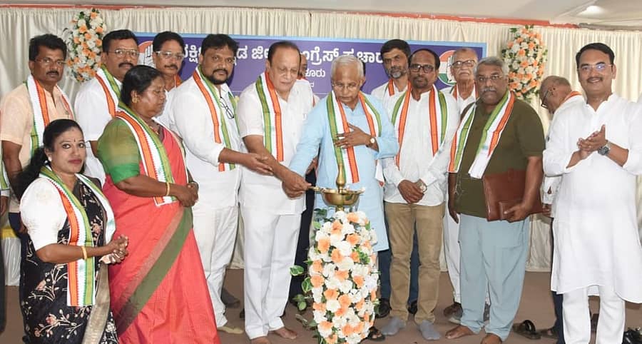 ಕಾಂಗ್ರೆಸ್ ಜಿಲ್ಲಾ ಪ್ರಚಾರ ಸಮಿತಿ ಆಯೋಜಿಸಿದ್ದ ಮತದಾರರ ಪಟ್ಟಿಯ ವಿಶೇಷ ಸಮಗ್ರ ಪರಿಷ್ಕರಣೆ ಕುರಿತ ವಿಚಾರ ಸಂಕಿರಣವನ್ನು ಜೆ.ಆರ್.ಲೋಬೊ ಉದ್ಘಾಟಿಸಿದರು