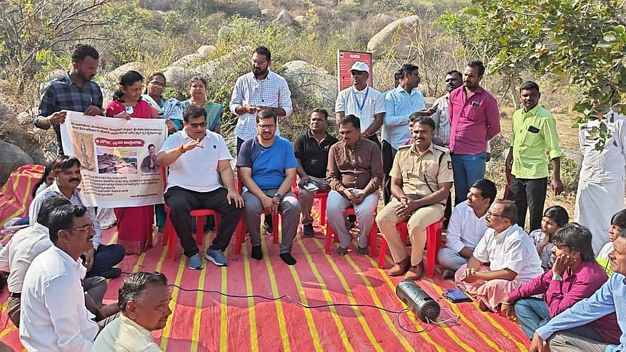 ಗಂಗಾವತಿ ತಾಲ್ಲೂಕಿನ ಹಿರೇಬೆಣಕಲ್ ಗ್ರಾಮದ ಮೋರೆರ್ ಬೆಟ್ಟಕ್ಕೆ ಭಾನುವಾರ ಜಿ.ಪಂ.ಆಡಳಿತಾಧಿಕಾರಿ ಕೆ.ಪಿ. ಮೋಹನ್ ರಾಜ್ ಅವರು ಭೇಟಿ ನೀಡಿ, ಶಿಲಾ ಸಮಾಧಿಗಳ ರಕ್ಷಣೆ ಕುರಿತು ಭರವಸೆ ನೀಡಿದರು‌.