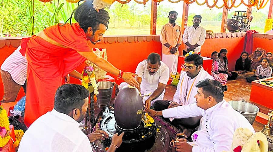 <div class="paragraphs"><p>ಕುಷ್ಟಗಿ ಸಮೀಪದ ಶಾಖಾಪುರ ಸೀಮಾಂತರದ ಅಮರನಾಥೇಶ್ವರ ಆಶ್ರಮದಲ್ಲಿ ಶಿವಲಿಂಗಕ್ಕೆ ವಿಶೇಷ ಪೂಜೆ ನೆರವೇರಿಸಲಾಯಿತು</p></div>