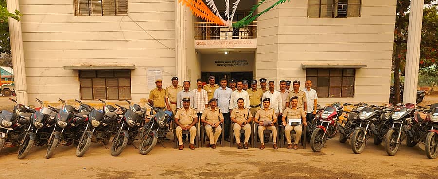 ಹುನಗುಂದದ ಪೊಲೀಸ್ ಠಾಣೆಯಲ್ಲಿ ಕಳ್ಳತನವಾದ 27 ಪೊಲಿಸರು ಬೈಕ್ ವಶಪಡಿಸಿಕೊಂಡಿರುವುದು. ಎಸ್ಪಿ ಸಿದ್ದಾರ್ಥ ಗೋಯಲ್, ಡಿವೈಎಸ್ಪಿ ಸಂತೋಷ ಬನ್ನಟ್ಟಿ ಹುನಗುಂದ ಸಿಪಿಐ ಎಸ್.ಬಿ.ಆಜೂರ ಇದ್ದರು.