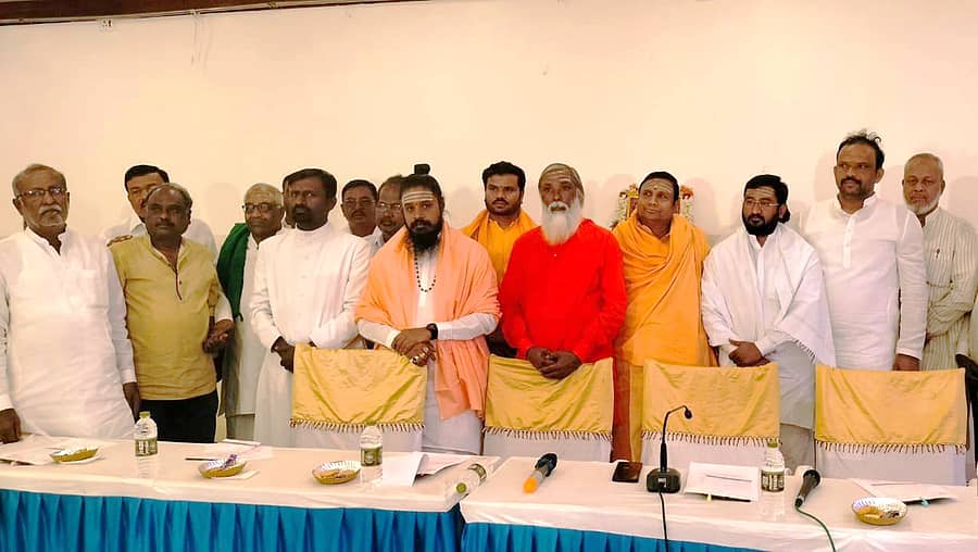 ಸಿಂಧನೂರು ಜಿಲ್ಲಾ ಕೇಂದ್ರ ಸೃಜಿಸುವ ಉದ್ಧೇಶದಿಂದ ವಿಧಾನ ಪರಿಷತ್ ಸದಸ್ಯ ಬಸನಗೌಡ ಬಾದರ್ಲಿ ನೇತೃತ್ವದಲ್ಲಿ ರಾಜ್‌ಮಹಲ್ ಫಂಕ್ಷನ್ ಹಾಲ್‌ನಲ್ಲಿ ಸೋಮವಾರ ಸಭೆ ನಡೆಸಲಾಯಿತು.