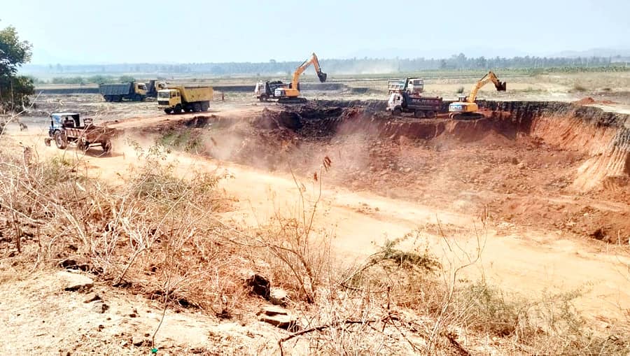 ಹೊಳಲ್ಕೆರೆ ತಾಲ್ಲೂಕಿನ ತಾಳಿಕಟ್ಟೆಯ ಕೆರೆಯಲ್ಲಿ ಹಿಟಾಚಿಯಿಂದ ಮಣ್ಣು ತೆಗೆಯುತ್ತಿರುವ ದೃಶ್ಯ