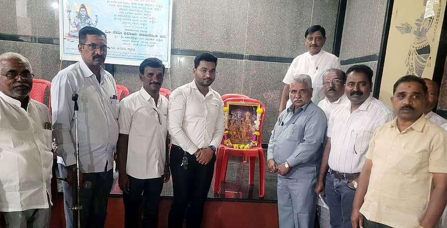 ಹುಕ್ಕೇರಿ ಅಡವಿ ಸಿದ್ಧೇಶ್ವರ ಮಠದಲ್ಲಿ ಭಾನುವಾರ ಜರುಗಿದ ಸಾಮೂಹಿಕ ಜಪ ಆರಂಭಿಸುವ ಪೂರ್ವ ಶಿವಪಾರ್ವತಿ ಚಿತ್ರಕ್ಕೆ ಪೂಜೆ ಸಲ್ಲಿಸಲಾಯಿತು