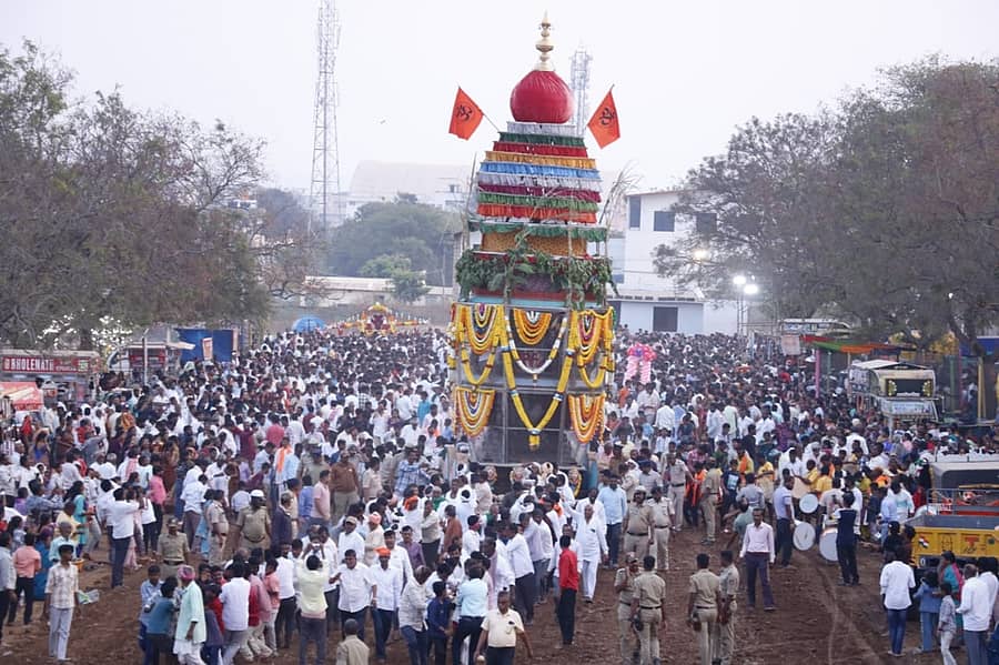 ಗದಗ ನಗರದ ಶಿವಾನಂದ ಮಠದ ಮಹಾರಥೋತ್ಸವ ಸೋಮವಾರ ವಿಜೃಂಭಣೆಯಿಂದ ನಡೆಯಿತು