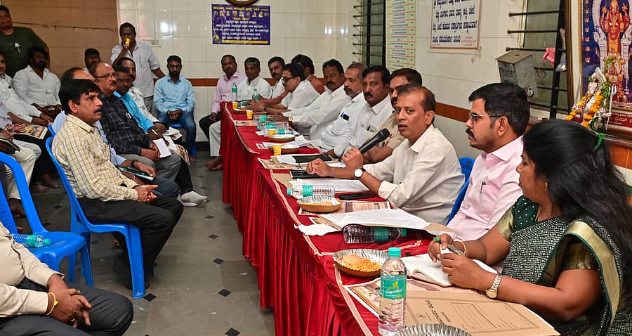 ದಾವಣಗೆರೆಯ ದುರ್ಗಾಂಬಿಕಾ ದೇವಸ್ಥಾನದ ಸಭಾಂಗಣದಲ್ಲಿ ಜಾತ್ರಾ ಮಹೋತ್ಸವದ ಅಂಗವಾಗಿ ಸೋಮವಾರ ನಡೆದ ಪೂರ್ವಸಿದ್ಧತಾ ಸಭೆಯಲ್ಲಿ ಜಿಲ್ಲಾಧಿಕಾರಿ ಜಿ.ಎಂ. ಗಂಗಾಧರಸ್ವಾಮಿ ಮಾತನಾಡಿದರು –ಪ್ರಜಾವಾಣಿ ಚಿತ್ರ