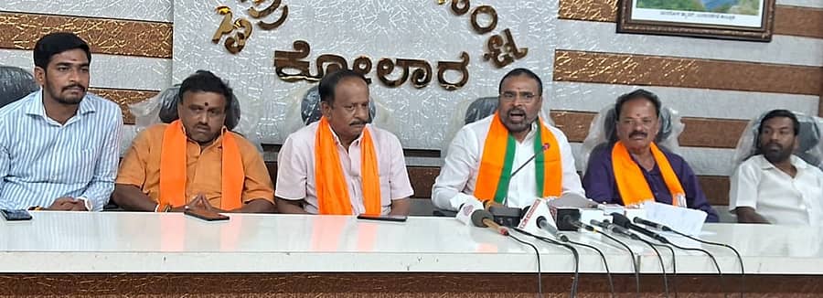 ಕೋಲಾರದಲ್ಲಿ ಸೋಮವಾರ ಪತ್ರಿಕಾಗೋಷ್ಠಿಯಲ್ಲಿ ಮಾಜಿ ಸಂಸದ ಬಿಜೆಪಿ ಎಸ್.ಮುನಿಸ್ವಾಮಿ ಮಾತನಾಡಿದರು