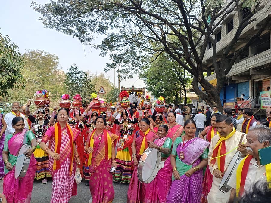 <div class="paragraphs"><p>ಕಲಬುರಗಿಯಲ್ಲಿ ಜಿಲ್ಲಾ ಕನ್ನಡ ಸಾಹಿತ್ಯ ‌ಸಮ್ಮೇಳನದ ಅಂಗವಾಗಿ‌ ಸೋಮವಾರ  ಸಮ್ಮೇಳನಾಧ್ಯಕ್ಷ ಮುಡಬಿ‌ ಗುಂಡೇರಾವ ಅವರ ಮೆರವಣಿಗೆ ವಿವಿಧ ಕಲಾ ತಂಡಗಳೊಂದಿಗೆ ನಡೆಯಿತು‌</p></div>