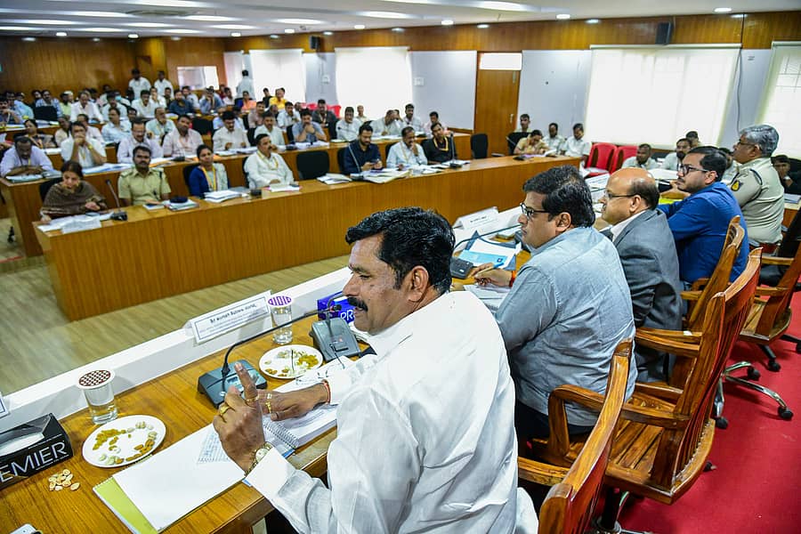 ಕೊಪ್ಪಳದಲ್ಲಿ ಸೋಮವಾರ ನಡೆದ ಮೂರನೇ ತ್ರೈಮಾಸಿಕ ಕೆಡಿಪಿ ಪ್ರಗತಿ ಪರಿಶೀಲನಾ ಸಭೆಯಲ್ಲಿ ಜನಪ್ರತಿನಿಧಿಗಳು, ಅಧಿಕಾರಿಗಳು ಪಾಲ್ಗೊಂಡಿದ್ದರು