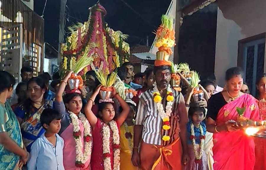 ಶ್ರೀರಂಗಪಟ್ಟಣ ತಾಲ್ಲೂಕಿನ ಕೂಡಲಕುಪ್ಪೆ ಗ್ರಾಮದಲ್ಲಿ ಮಹಾ ಶಿವರಾತ್ರಿ ನಿಮಿತ್ತ ಭಾನುವಾರ ರಾತ್ರಿ ಶಕ್ತಿ ಶನೇಶ್ವರಸ್ವಾಮಿ ದೇವರ ಉತ್ಸವ ನಡೆಯಿತು