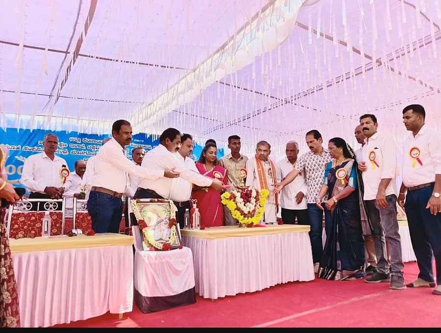 ಸತ್ತಿಹಳ್ಳಿ ಹಿರಿಯ ಪ್ರಾಥಮಿಕ ಪಾಠ ಶಾಲೆಯ ಶತಮಾನೋತ್ಸವ ಕಾರ್ಯಕ್ರಮವನ್ನು ಶಾಸಕಿ ನಯನ ಮೋಟಮ್ಮ ಸೋಮವಾರ ಉದ್ಘಾಟಿಸಿದರು