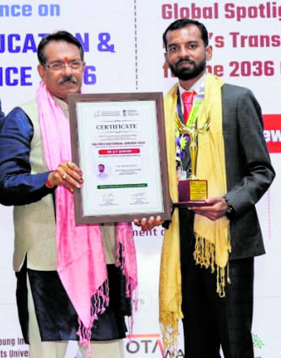 <div class="paragraphs"><p>ಬೆಂಗಳೂರಿನ ಭರತ್ ಆರ್.ಎ ಅವರು ಕೇಂದ್ರ ಸಚಿವ ಹರ್ಷ್ ಮಲ್ಹೋತ್ರಾ ಅವರಿಂದ ಪ್ರಶಸ್ತಿ ಸ್ವೀಕರಿಸಿದರು</p></div>