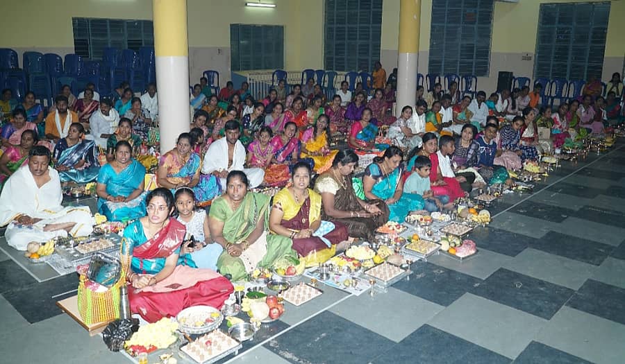 ಶಿರಾದಲ್ಲಿ ಶಿವರಾತ್ರಿ ಹಬ್ಬದ ಅಂಗವಾಗಿ ಭಾನುವಾರ ರಾತ್ರಿ ಸಹಸ್ರ ಲಿಂಗಾರ್ಚಾನೆ ನಡೆಸಲಾಯಿತು