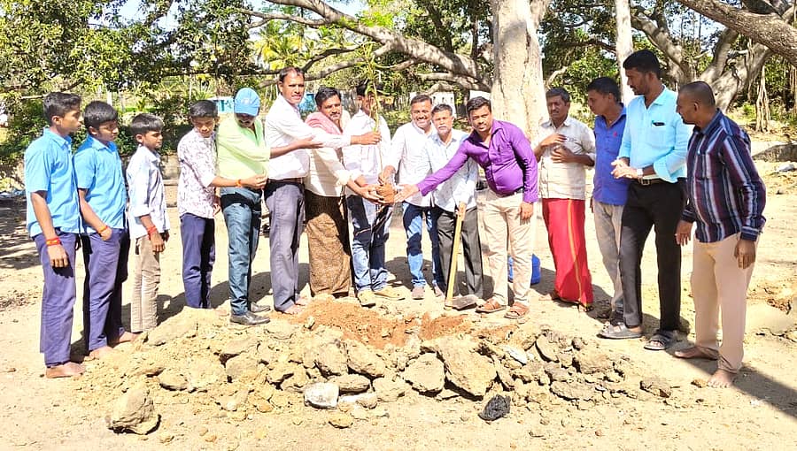 ಮಳವಳ್ಳಿ ತಾಲ್ಲೂಕಿನ ಕಂದೇಗಾಲ-ಕಲ್ಲುವೀರನಹಳ್ಳಿ ಬಳಿಯ ಮತ್ತಿತಾಳೇಶ್ವರಸ್ವಾಮಿ ದೇವಸ್ಥಾನ ಆವರಣದಲ್ಲಿ ತಳಗವಾದಿ ಸರ್ಕಾರಿ ಪ್ರೌಢಶಾಲೆ ವತಿಯಿಂದ ಆಯೋಜಿಸಿದ್ದ ಗಿಡ ನೆಡುವ ಕಾರ್ಯಕ್ರಮ ನಡೆಯಿತು 