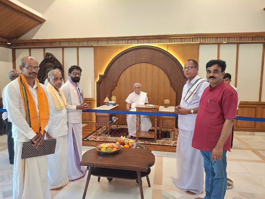 <div class="paragraphs"><p>ಸಾಹಿತ್ಯ ಸಮ್ಮೇಳನದ ಆಮಂತ್ರಣ ಪತ್ರಿಕೆಯನ್ನು ಶ್ರೀ ಕ್ಷೇತ್ರ ಧರ್ಮಸ್ಥಳದ ಧರ್ಮಾಧಿಕಾರಿ ವೀರೇಂದ್ರ ಹೆಗ್ಗಡೆ ಅವರಿಗೆ ನೀಡಲಾಯಿತು. </p></div>