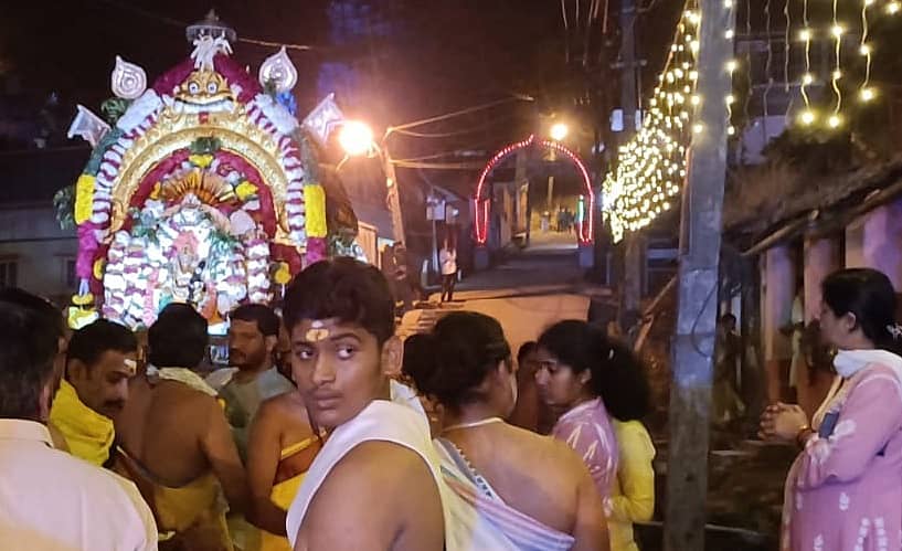 ವಿರಾಜಪೇಟೆ ಅಂಗಾಳ ಪರಮೇಶ್ವರಿ ದೇವಾಲಯದ ವಾರ್ಷಿಕ ಉತ್ಸವದ ಅಂಗವಾಗಿ ಉತ್ಸವ ಮೂರ್ತಿಯ ಮೆರವಣಿಗೆ ನಡೆಯಿತು
