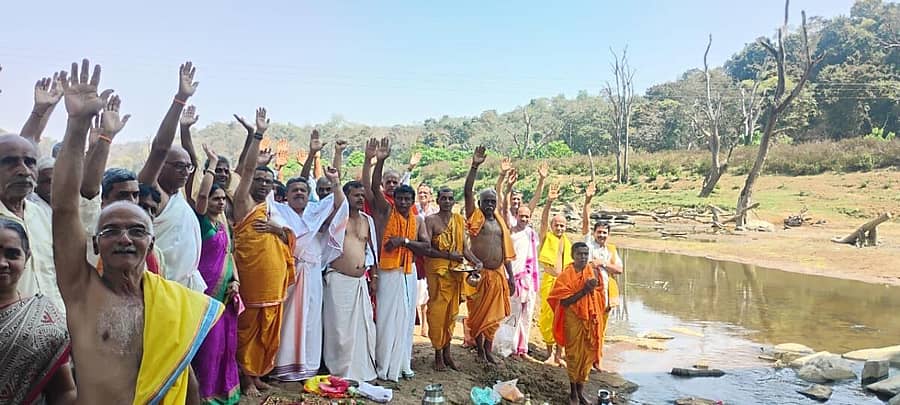 ಯಲ್ಲಾಪುರದ ಗ್ರಾಮಸ್ಥರು ಬೇಡ್ತಿ ಸೇತುವೆಯ ತಟದಲ್ಲಿರುವ ಹೊಳೆ ಹುಲಿಯಪ್ಪನ ಬಳಿ ನದಿಪೂಜೆ ನೆರವೇರಿಸಿದರು