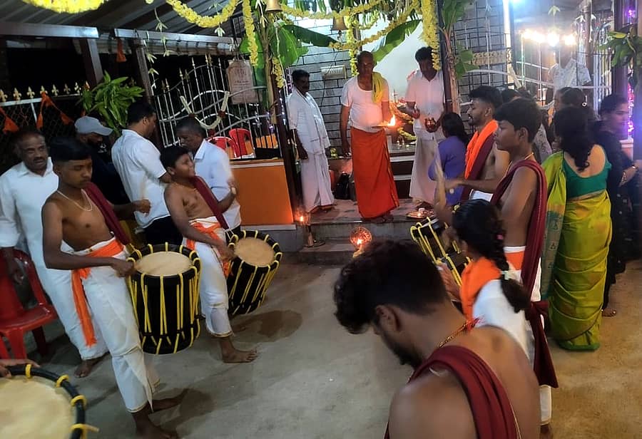 ಸೋಮವಾರಪೇಟೆ ಮುಳ್ಳೂರು ಹಾಗೂ ಜಾಗೇನಹಳ್ಳಿ ಗ್ರಾಮದ ಸಂಯುಕ್ತ ಆಶ್ರಯದಲ್ಲಿ ಕಾರ್ಗೋಡು ಬಸವೇಶ್ವರ ದೇವಾಲಯದ 4ನೇ ವರ್ಷದ ಮಹಾಶಿವರಾತ್ರಿ ಉತ್ಸವದಲ್ಲಿ ವಿಶೇಷ ಪೂಜೆ ನಡೆಯಿತು