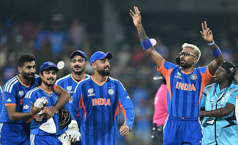 <div class="paragraphs"><p>ಭಾರತ ತಂಡದ ಜಸ್‌ಪ್ರೀತ್ ಬೂಮ್ರಾ, ಇಶಾನ್ ಕಿಶನ್, ಅಕ್ಷರ್ ಪಟೇಲ್, ವರುಣ್ ಚಕ್ರವರ್ತಿ, ಹಾರ್ದಿಕ್ ಪಾಂಡ್ಯ ಮತ್ತು ಸೂರ್ಯಕುಮಾರ್ ಯಾದವ್ ಸಂಭ್ರಮ</p></div>